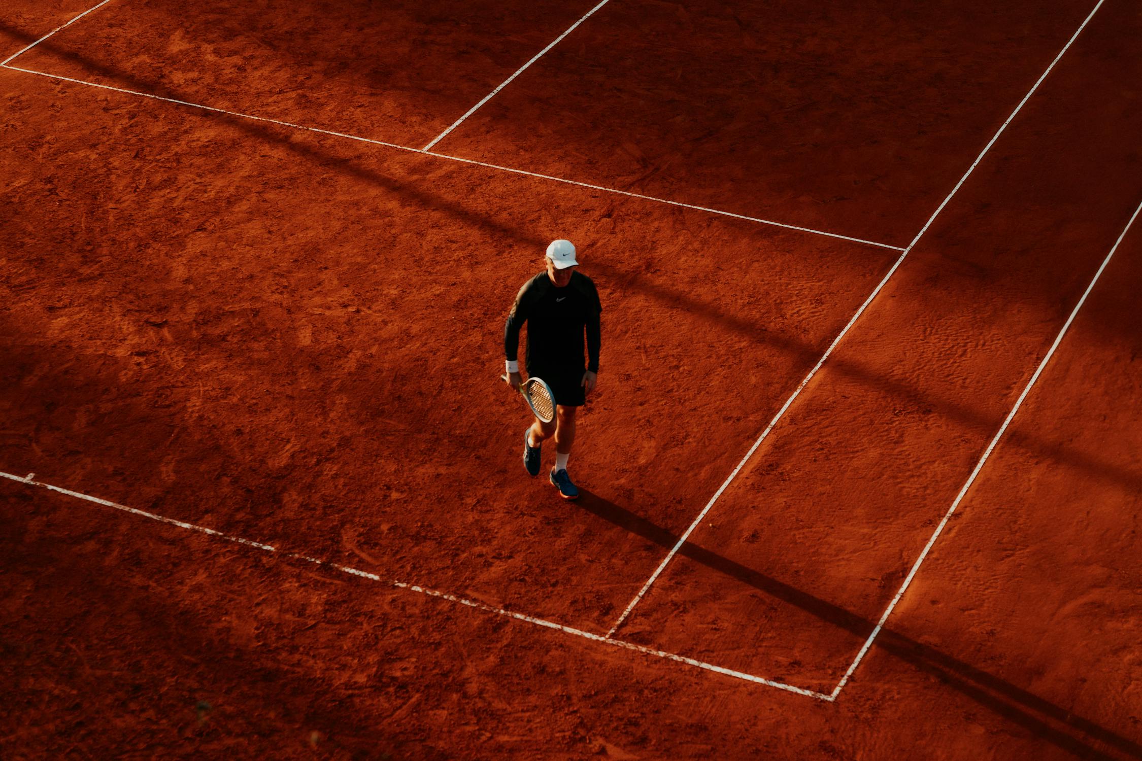 Teren de tenis de zgură premium la apus